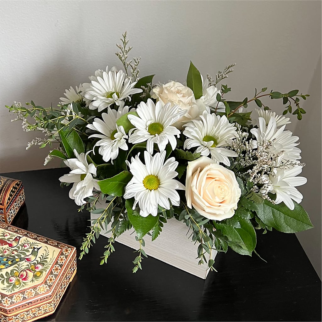 Fresh Linen Box Bouquet – Landers Flowers, Savannah MO