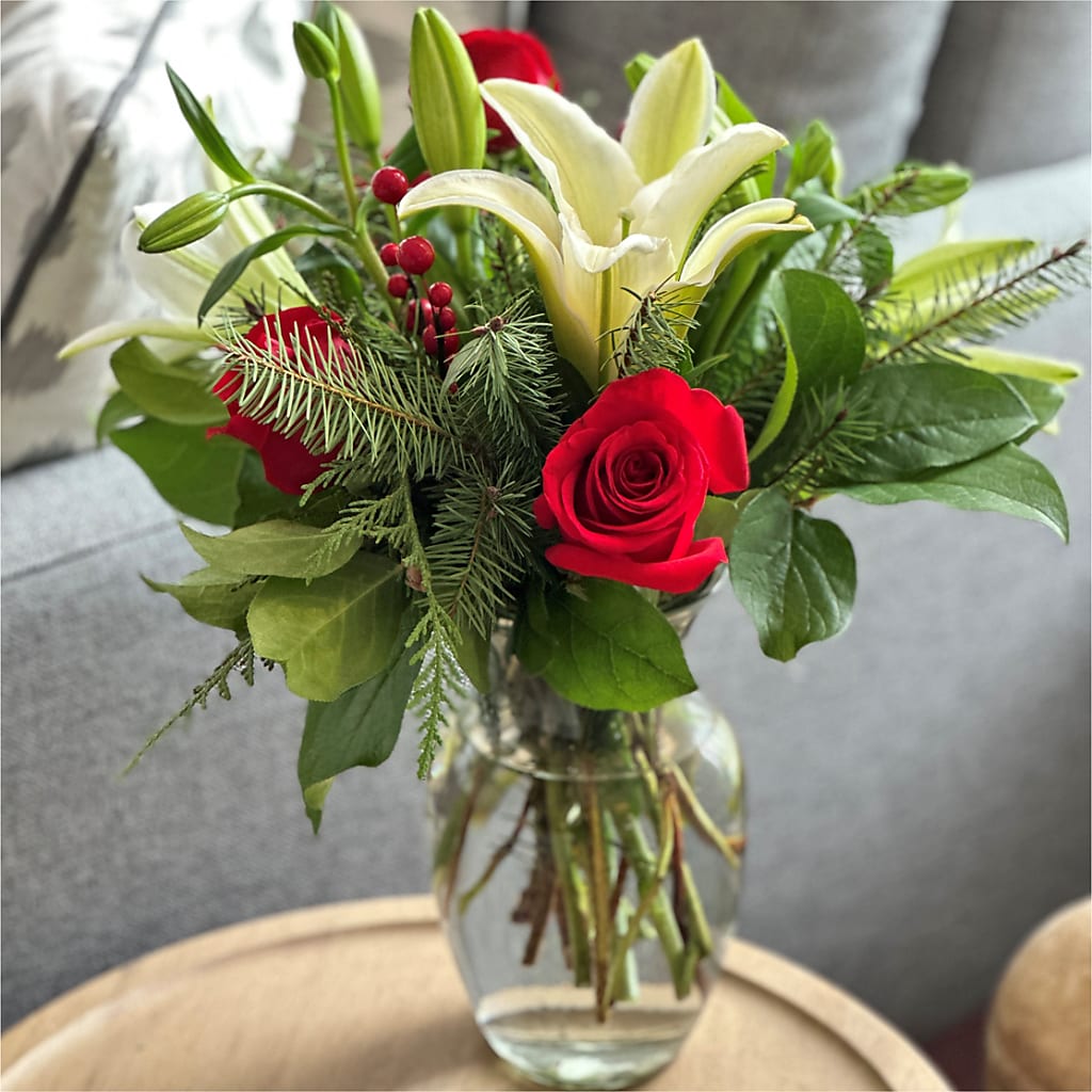 Sparkling Snowflakes Bouquet –  Landers Flowers, Savannah MO